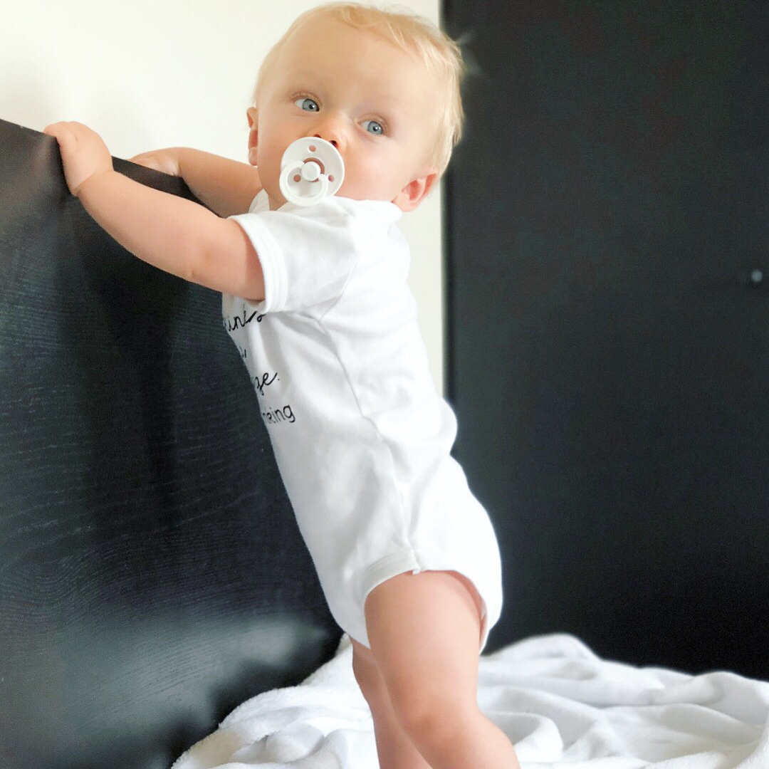 'Mom thinks she is in charge' baby shortsleeve bodysuit