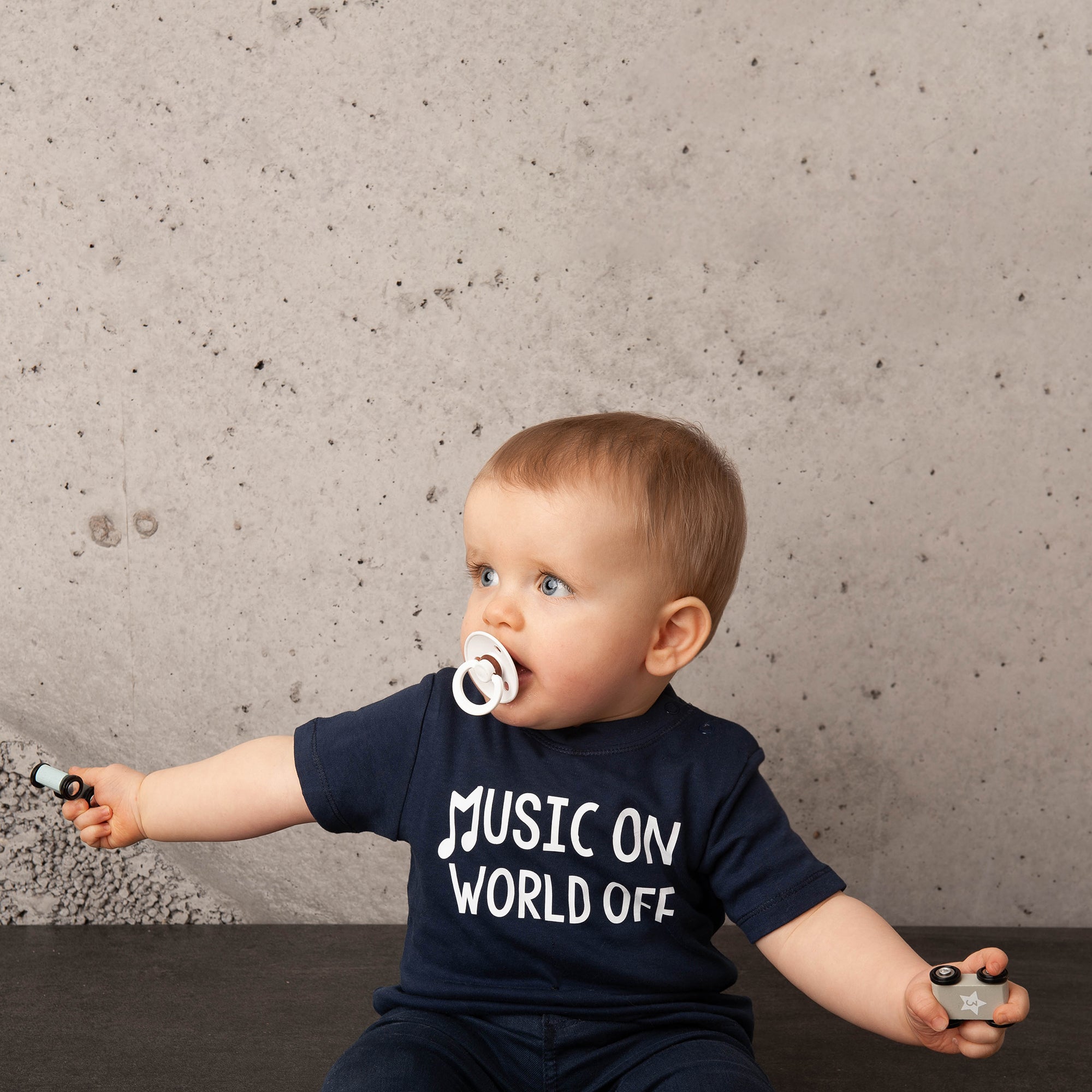 'Music on - World off' baby shortsleeve shirt